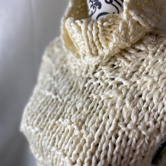 BCBG Super chunky knit sleeveless cowl neck top. - Picture 5 of 8